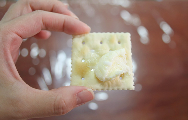 クラッカーに乗せた手作りバター/淡路島牧場（兵庫県南/あわじ市）
