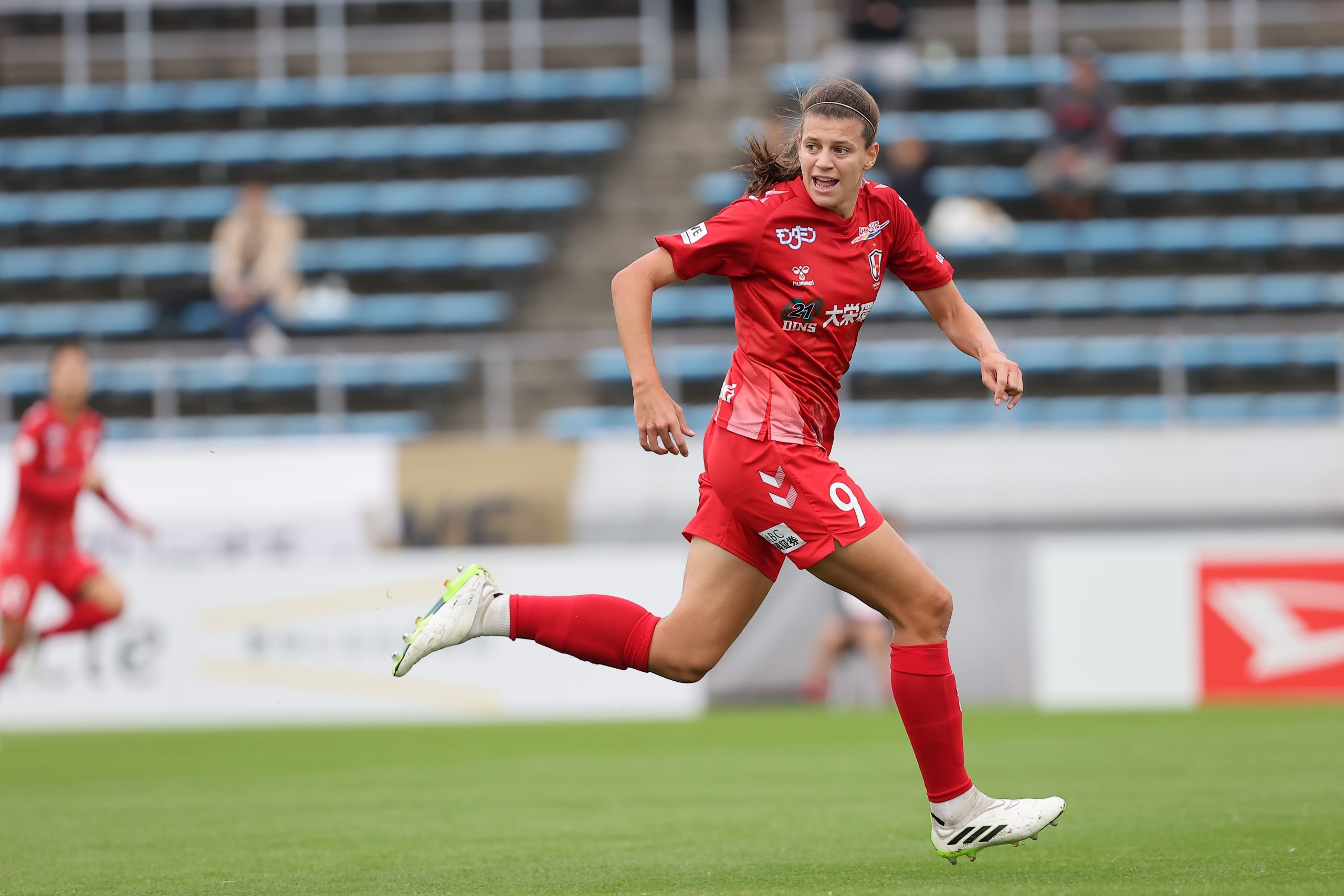 INAC神戸レオネッサ カルロタ・スアレス選手（FW）