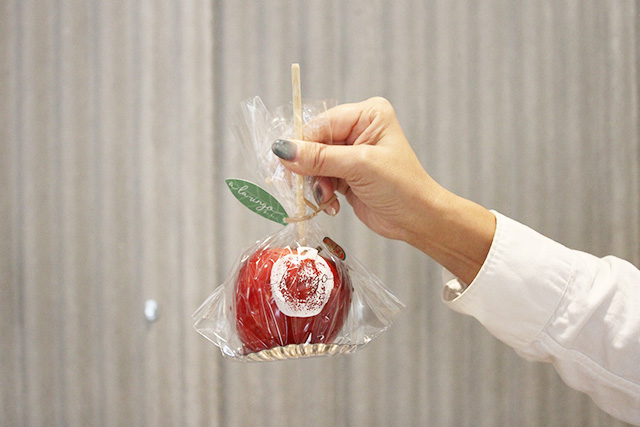 青森りんごの専門店「あら、りんご。神戸ファクトリーショップ 」のりんご飴/NATURE STUDIO(ネイチャースタジオ)(兵庫県/神戸市)