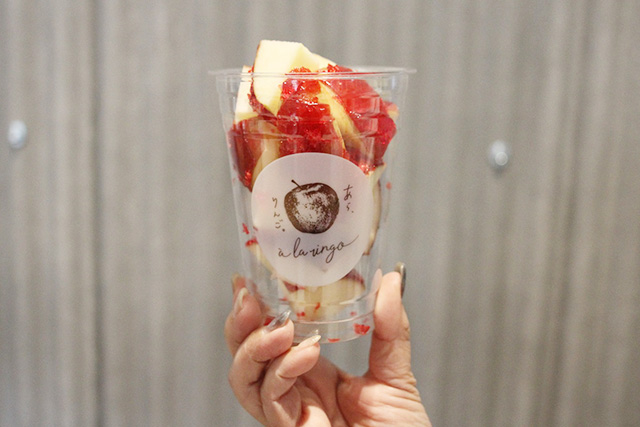 青森りんごの専門店「あら、りんご。神戸ファクトリーショップ 」のりんご飴(カット版)/NATURE STUDIO(ネイチャースタジオ)(兵庫県/神戸市)