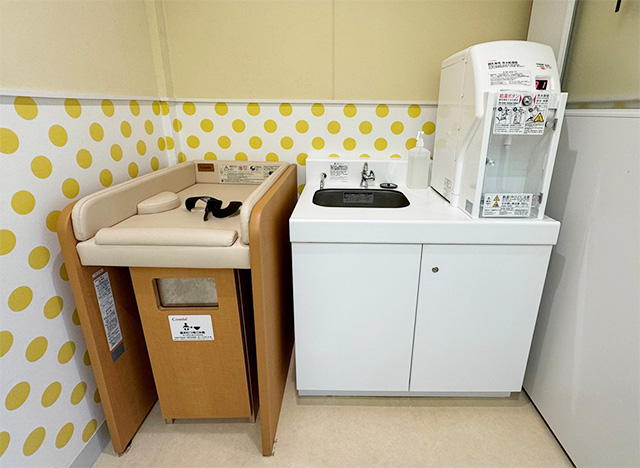 授乳室内にあるおむつ交換台、調乳用専用浄水給湯器、シンク/NATURE STUDIO(ネイチャースタジオ)(兵庫県/神戸市)