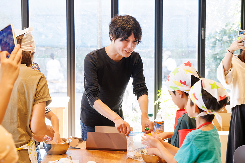 親子で味噌づくりの様子/「食べて学んでおうちで観察 みそづくり体験教室 るるぶKids体験便」