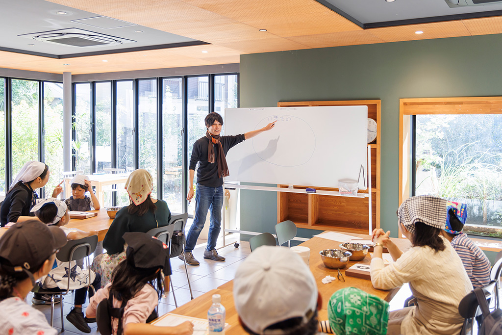 参加者の子ども達と保護者/「食べて学んでおうちで観察 みそづくり体験教室 るるぶKids体験便」