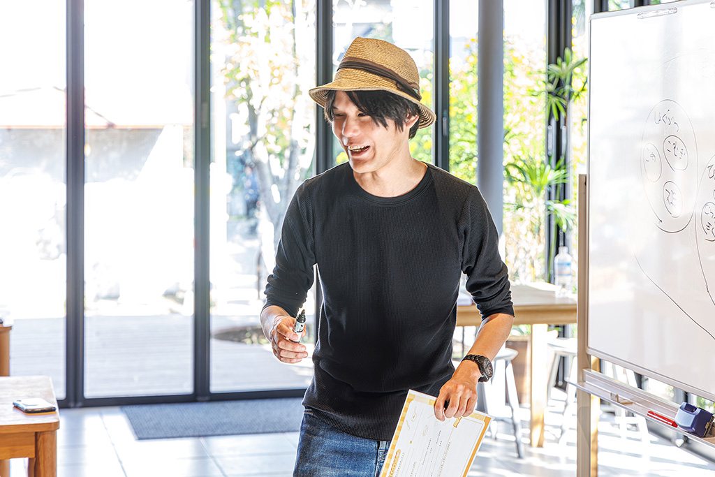 講師の発酵デザイナー「小倉ヒラクさん」/「食べて学んでおうちで観察 みそづくり体験教室 るるぶKids体験便」