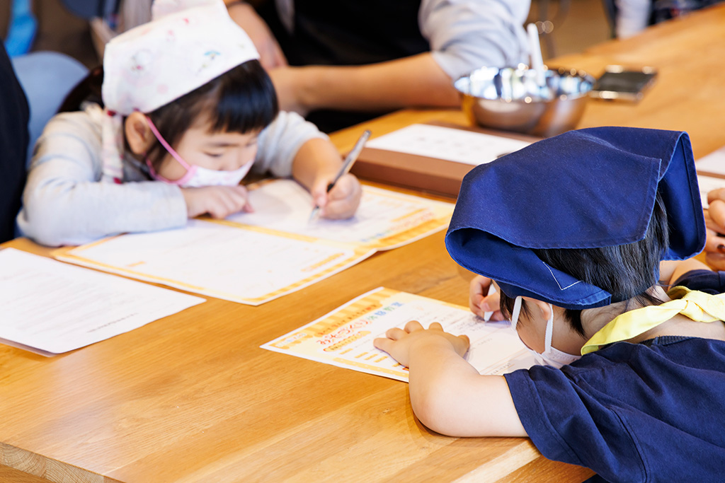 講習の様子/「食べて学んでおうちで観察 みそづくり体験教室 るるぶKids体験便」