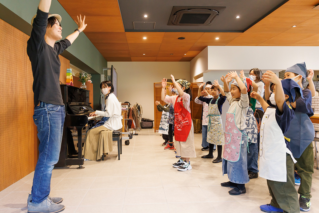 「てまえみそのうた」を歌って踊るキッズ/「食べて学んでおうちで観察 みそづくり体験教室 るるぶKids体験便」