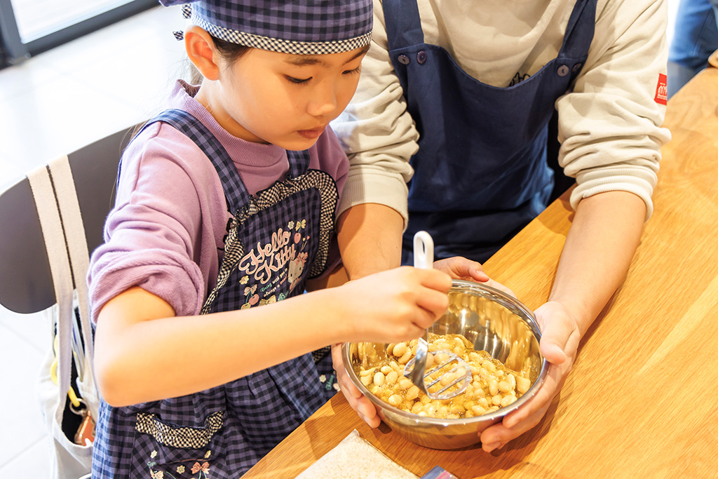 親子で味噌づくりの様子/「食べて学んでおうちで観察 みそづくり体験教室 るるぶKids体験便」