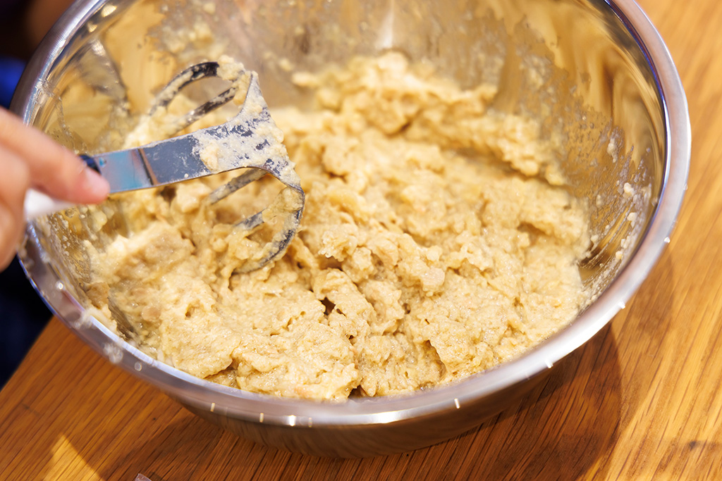 親子で味噌づくりの様子/「食べて学んでおうちで観察 みそづくり体験教室 るるぶKids体験便」