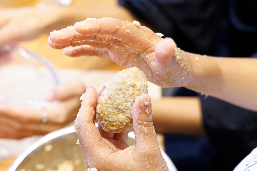 親子で味噌づくりの様子/「食べて学んでおうちで観察 みそづくり体験教室 るるぶKids体験便」