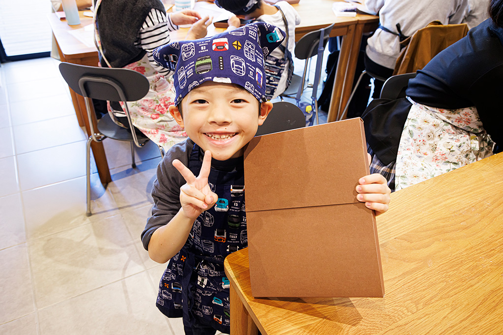 親子で味噌づくりの様子/「食べて学んでおうちで観察 みそづくり体験教室 るるぶKids体験便」