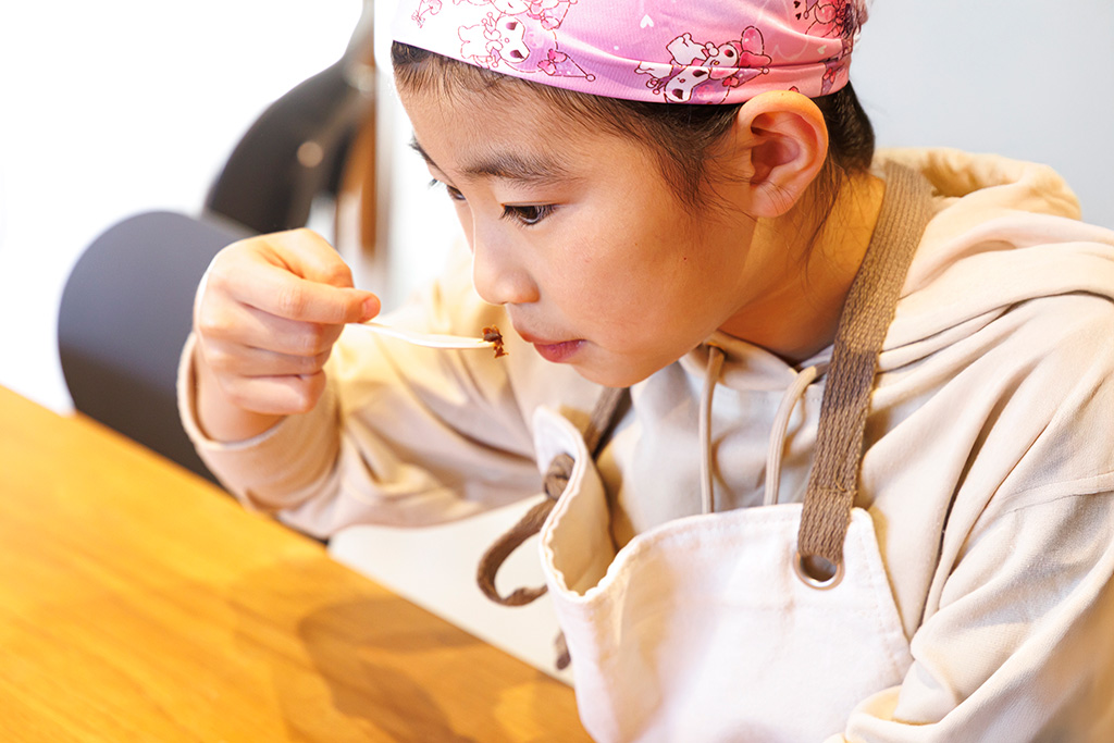 味噌の試食タイム/「食べて学んでおうちで観察 みそづくり体験教室 るるぶKids体験便」