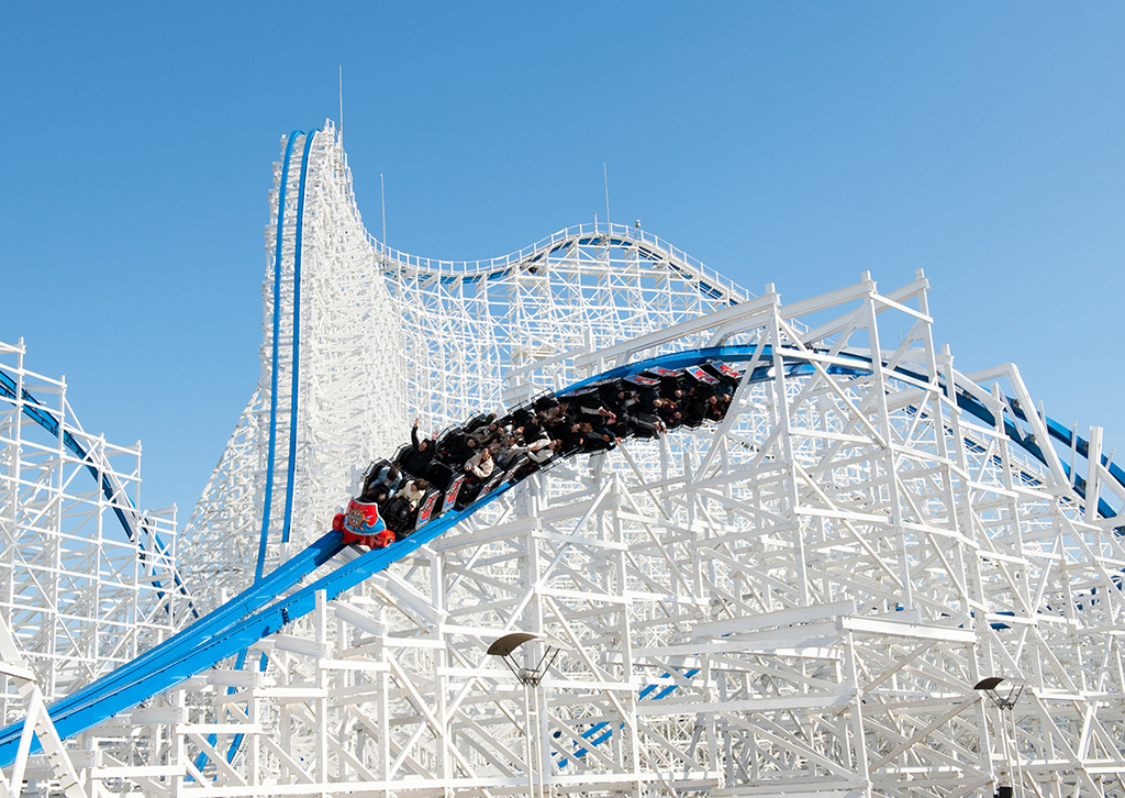 ナガシマスパーランドのハイブリッドコースター「白鯨」
