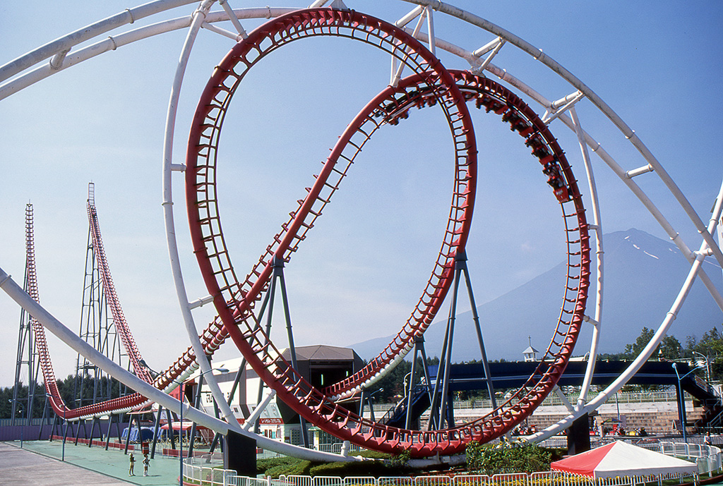 富士急ハイランドのコースター「ムーンサルトスクランブル」（山梨県）