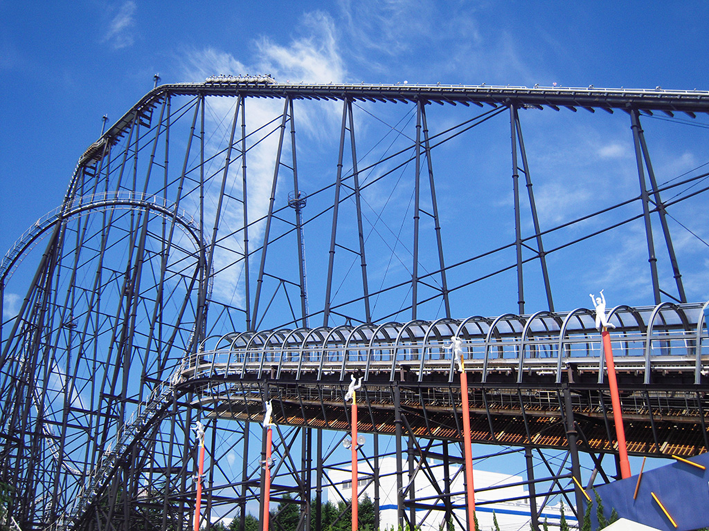 富士急ハイランドのコースター「FUJIYAMA」（山梨県）