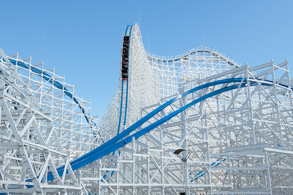 ナガシマスパーランドのコースター「白鯨」（三重県）