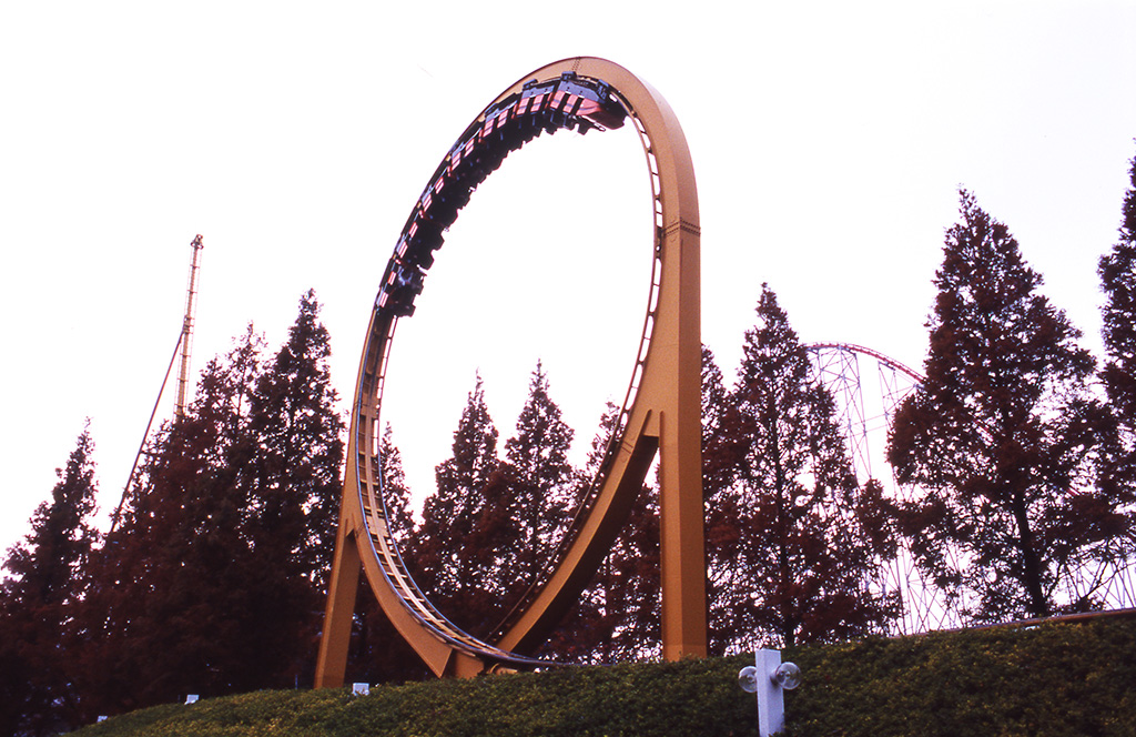 ナガシマスパーランドのコースター「シャトルループ」（三重県）