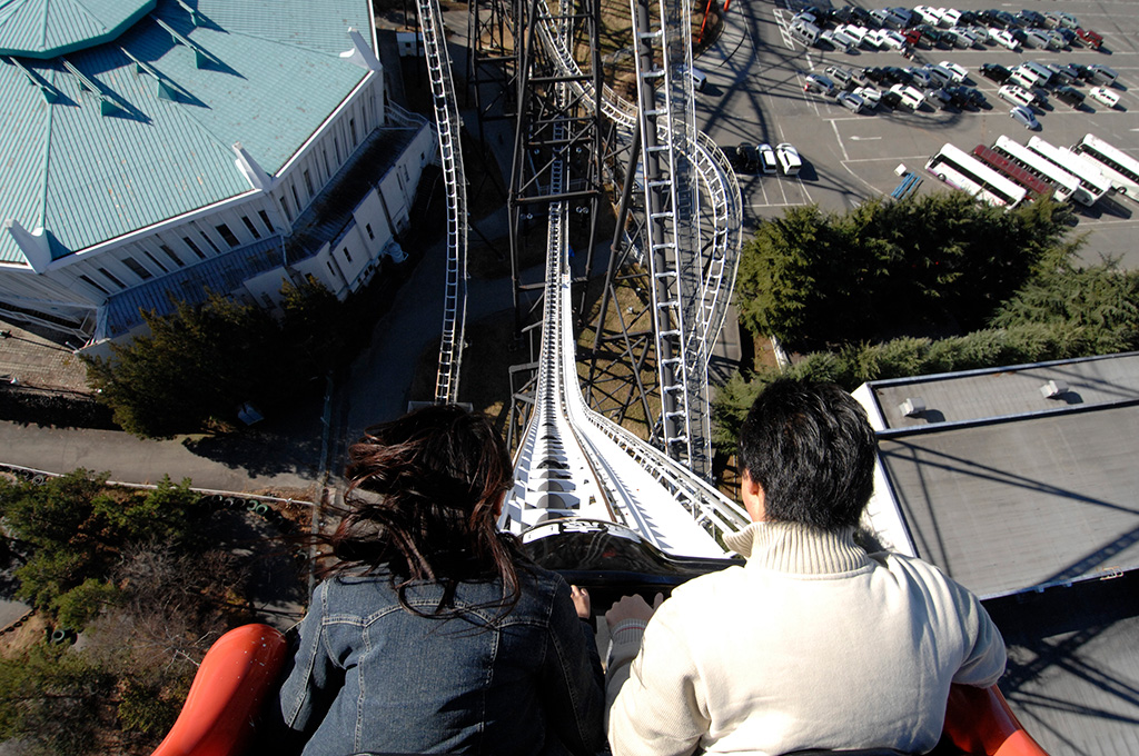 富士急ハイランドのコースター「FUJIYAMA」のファーストドロップ（山梨県）