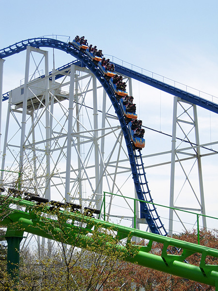 那須ハイランドパークのコースター「ビッグバーンコースター」の落下時（栃木県）