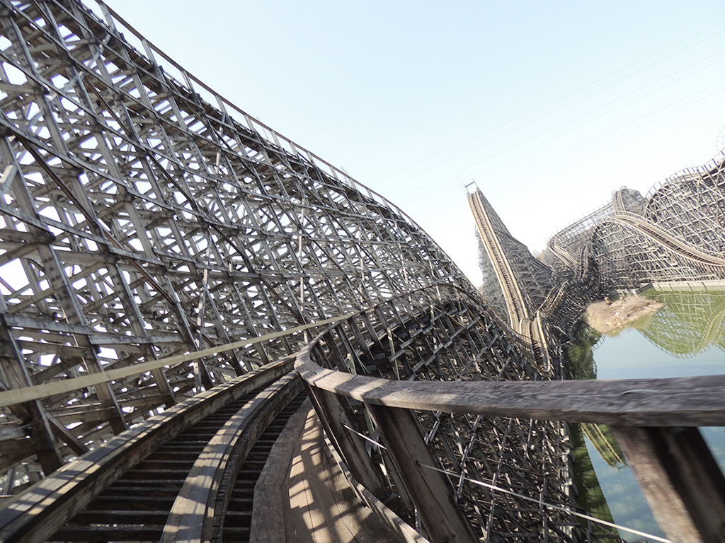 東武動物公園のコースター「レジーナⅡ（ドゥーエ）」（埼玉県）
