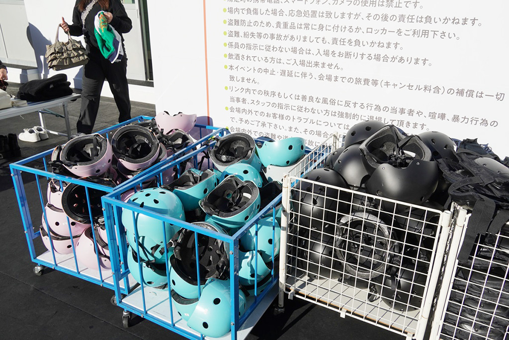 レンタルヘルメット、肘と膝のプロテクター│スケートリンク「ウメダ☆アイスリンクつるんつるん」（2024-2025）/グランフロント大阪（大阪府/大阪市）