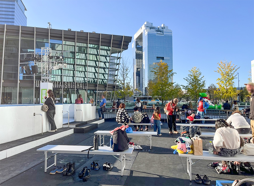 スケート靴を履き替えるベンチ│スケートリンク「ウメダ☆アイスリンクつるんつるん」（2024-2025）/グランフロント大阪（大阪府/大阪市）