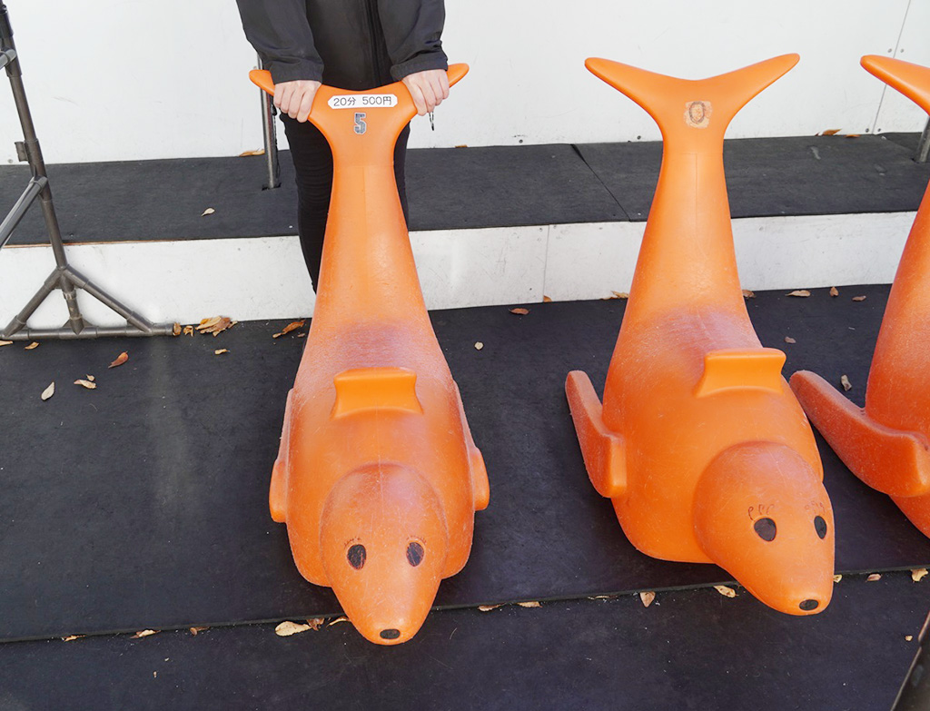 子どものスケート練習用のアシカそり│スケートリンク「ウメダ☆アイスリンクつるんつるん」（2024-2025）/グランフロント大阪（大阪府/大阪市）