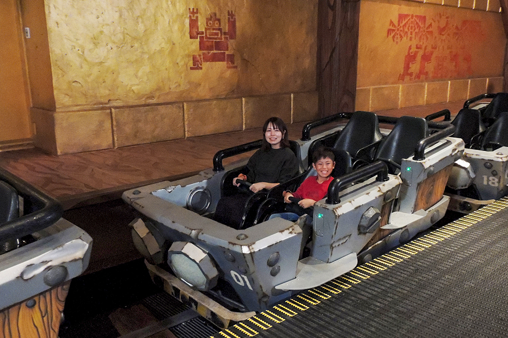 トロッコ型のライドは4人乗り/ユニバーサル・スタジオ・ジャパン「ドンキーコング・カントリー」(大阪府/大阪市)