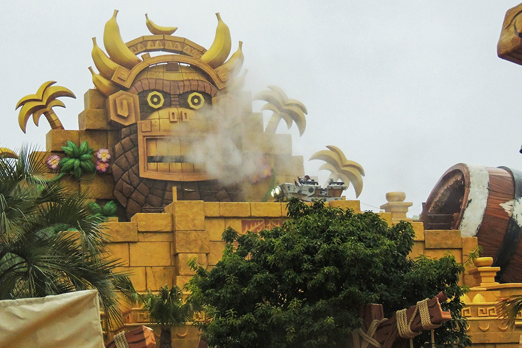 タル大砲からトロッコは飛び出しジャングルを疾走/ユニバーサル・スタジオ・ジャパン「ドンキーコング・カントリー」(大阪府/大阪市)