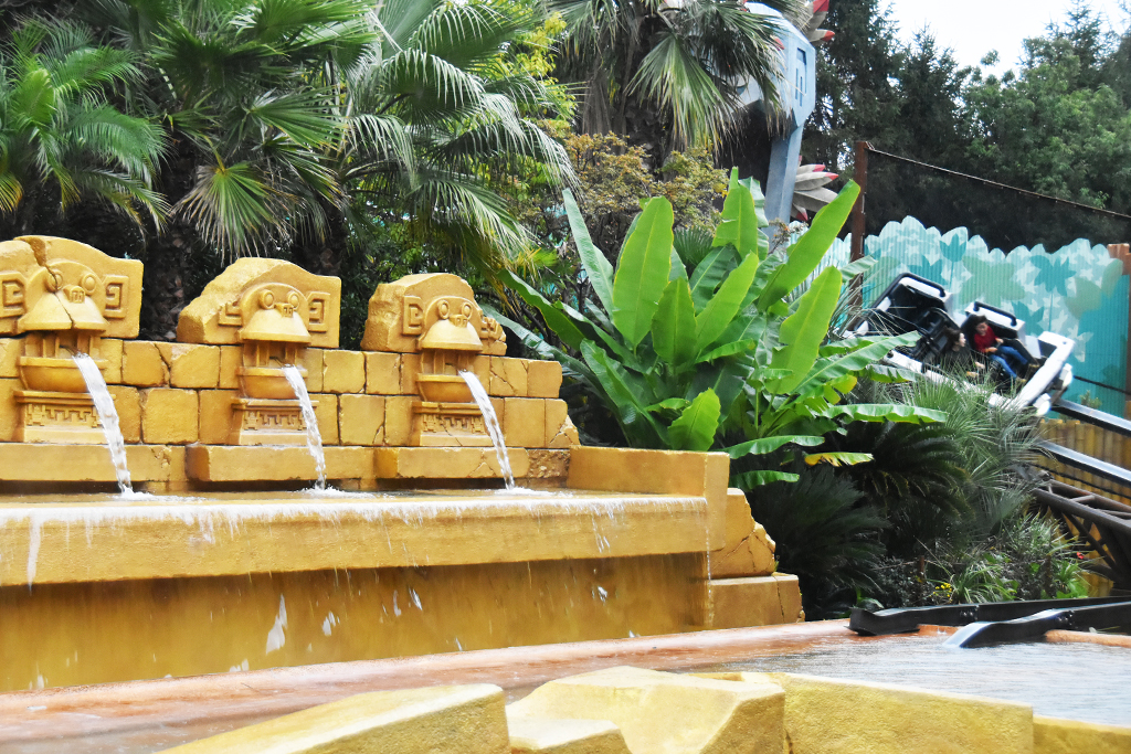 水しぶきをあげるポイントへ突入/ユニバーサル・スタジオ・ジャパン「ドンキーコング・カントリー」(大阪府/大阪市)