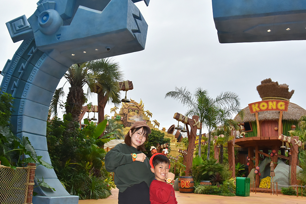 親子でパワーアップバンド装着/ユニバーサル・スタジオ・ジャパン「ドンキーコング・カントリー」(大阪府/大阪市)