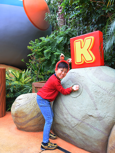 4つ集めると1UPする「K」「O」「N」「G」の4文字。エリア内に全部あるのでスタンプGET/ユニバーサル・スタジオ・ジャパン「ドンキーコング・カントリー」(大阪府/大阪市)