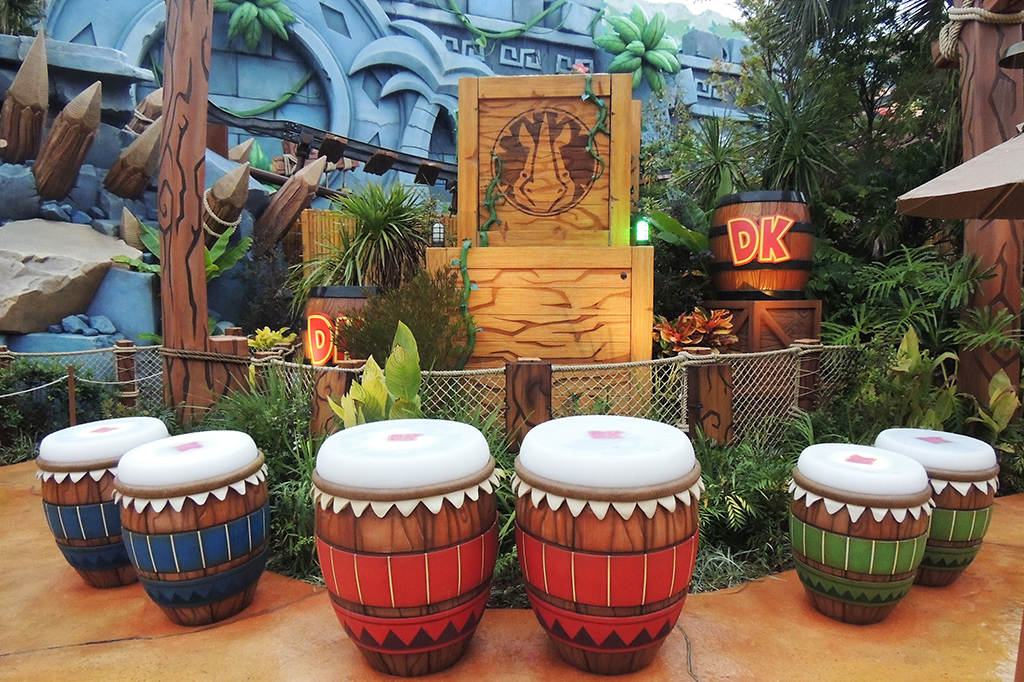 3人で3つのコンガを叩きましょう/ユニバーサル・スタジオ・ジャパン「ドンキーコング・カントリー」(大阪府/大阪市)