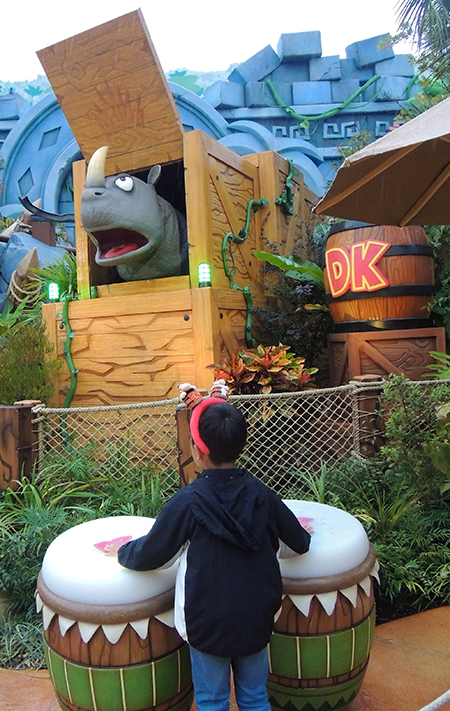 3人が成功するとランビが姿を見せます。パワーアップバンドを持っていればスタンプも獲得できます/ユニバーサル・スタジオ・ジャパン「ドンキーコング・カントリー」(大阪府/大阪市)