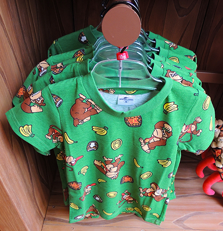 ドンキーコングやディディーコング、バナナなどがデザインされたキッズ向けのTシャツ/ユニバーサル・スタジオ・ジャパン「ドンキーコング・カントリー」(大阪府/大阪市)