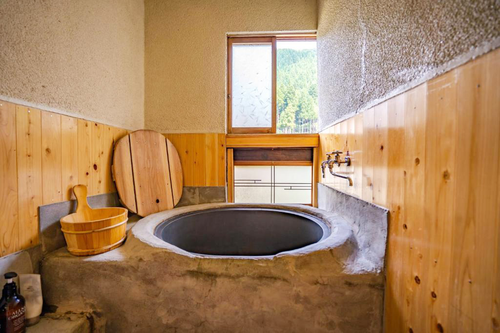 DIYで作られたこだわりのお風呂/晴れのち、もっと晴れ - Farmers Hostel & Living（福井県/永平寺）