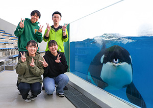 シャチと記念写真（千葉県/鴨川市）