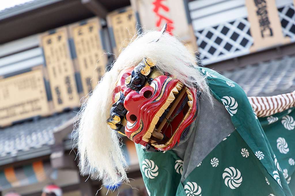村内を練り歩く祝い獅子│ゆく年くる年えいがむら　2024→2025/東映太秦映画村（京都府/京都市）