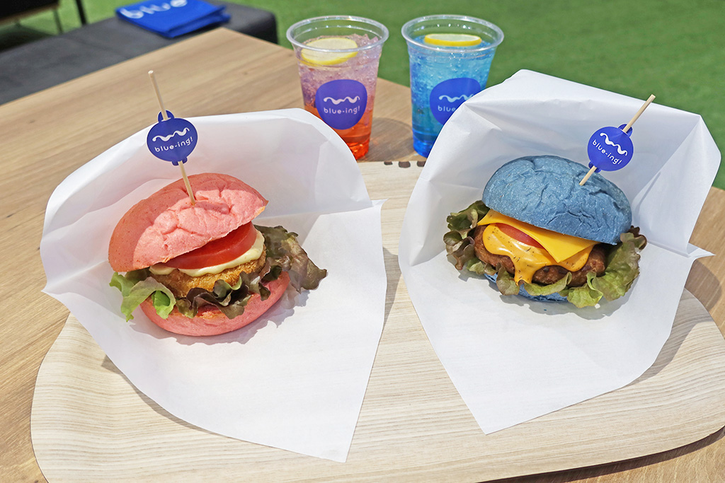 「SAMURAI BLUEバーガー」（右）「なでしこエビ勝つバーガー」（左）/JFA サッカー文化創造拠点「blue-ing!」（東京都/文京区）