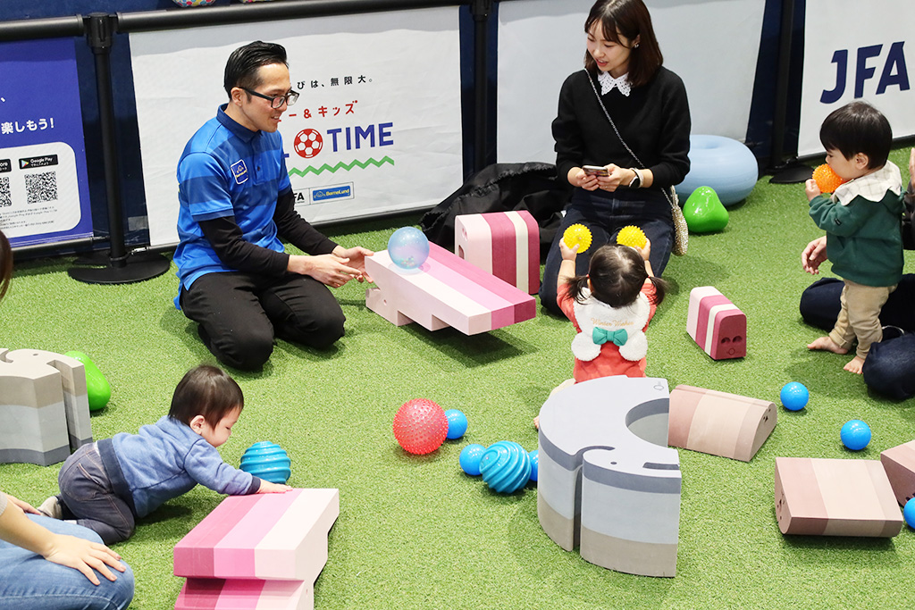 JFA×ボーネルンド共同開発プログラム「ベビー＆キッズ BALL TIME」/JFA サッカー文化創造拠点「blue-ing!」（東京都/文京区）
