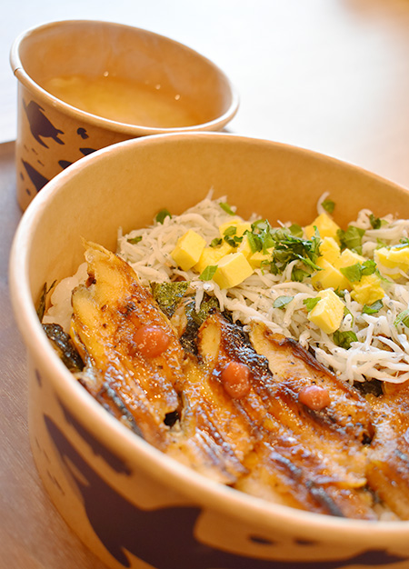 瀬戸内しらすと焼きあなご丼│ワーフ ドルフィンスタディアム/神戸須磨シーワールド（兵庫県/神戸市）