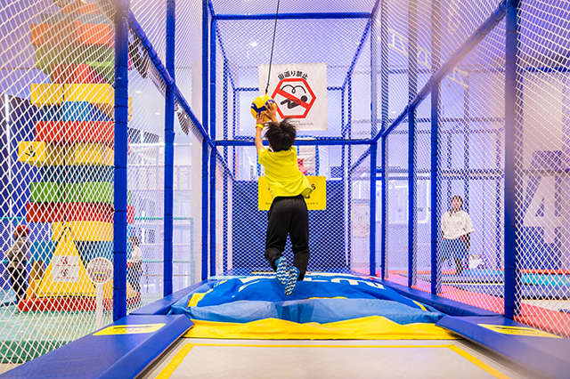 吊り下げられたボールにタッチする「ボールハイジャンプ」/トンデミ枚方