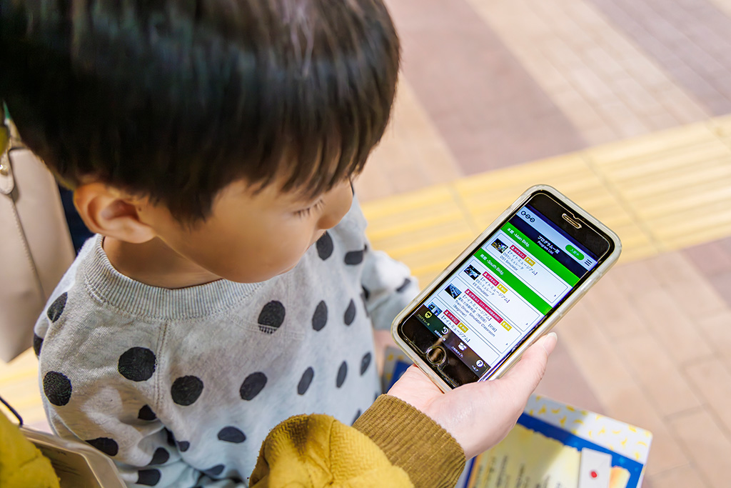 「てっぱく抽選アプリ」で抽選をする様子│「てっぱくナイト」<るるぶKids体験便>/鉄道博物館(埼玉県/さいたま市)