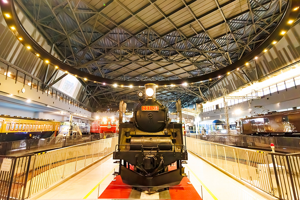 「転車台回転&汽笛吹鳴」│「てっぱくナイト」<るるぶKids体験便>/鉄道博物館(埼玉県/さいたま市)