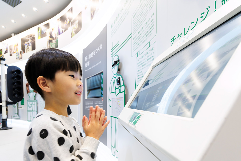 鉄道マンのお仕事をクイズや実物展示で学べるコーナー│「てっぱくナイト」<るるぶKids体験便>/鉄道博物館(埼玉県/さいたま市)