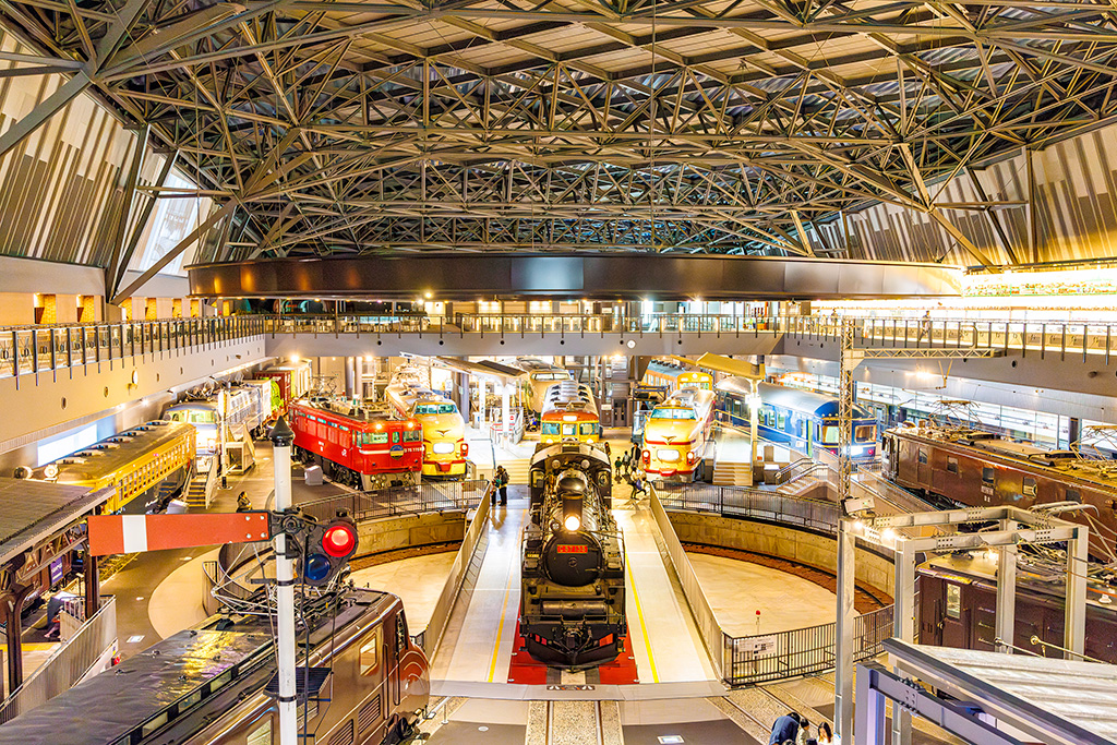 36両の車両を展示した「車両ステーション」│「てっぱくナイト」<るるぶKids体験便>/鉄道博物館(埼玉県/さいたま市)