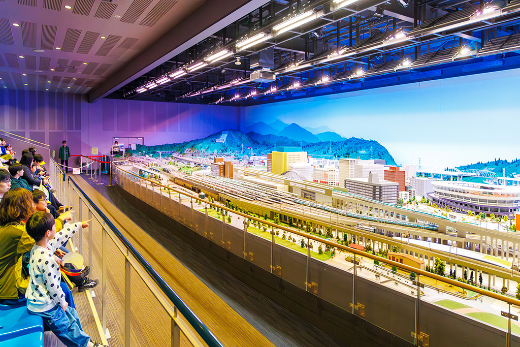 「鉄道ジオラマ」を見学│「てっぱくナイト」<るるぶKids体験便>/鉄道博物館(埼玉県/さいたま市)