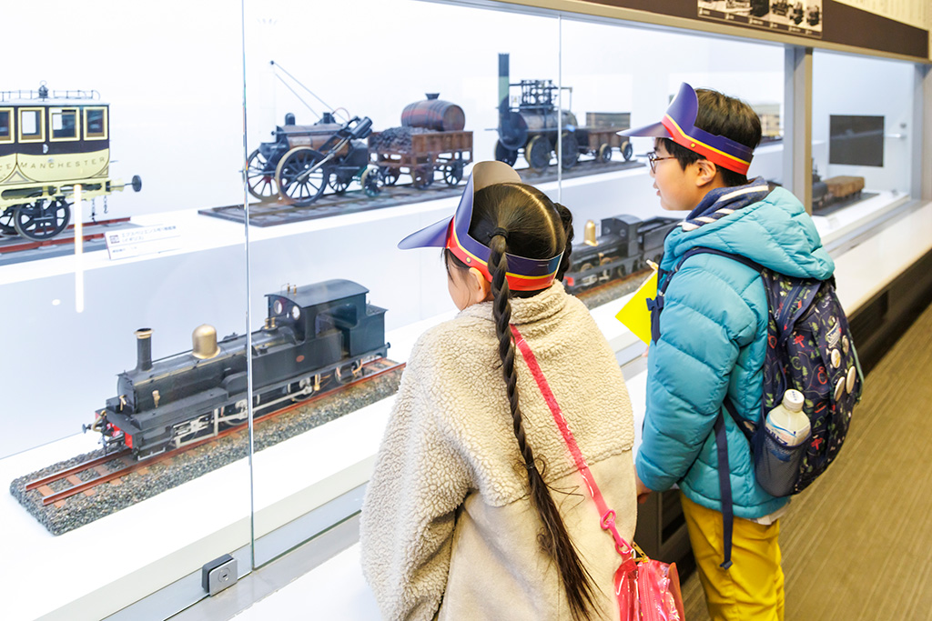 「鉄道車両年表」を見る様子│「てっぱくナイト」<るるぶKids体験便>/鉄道博物館(埼玉県/さいたま市)