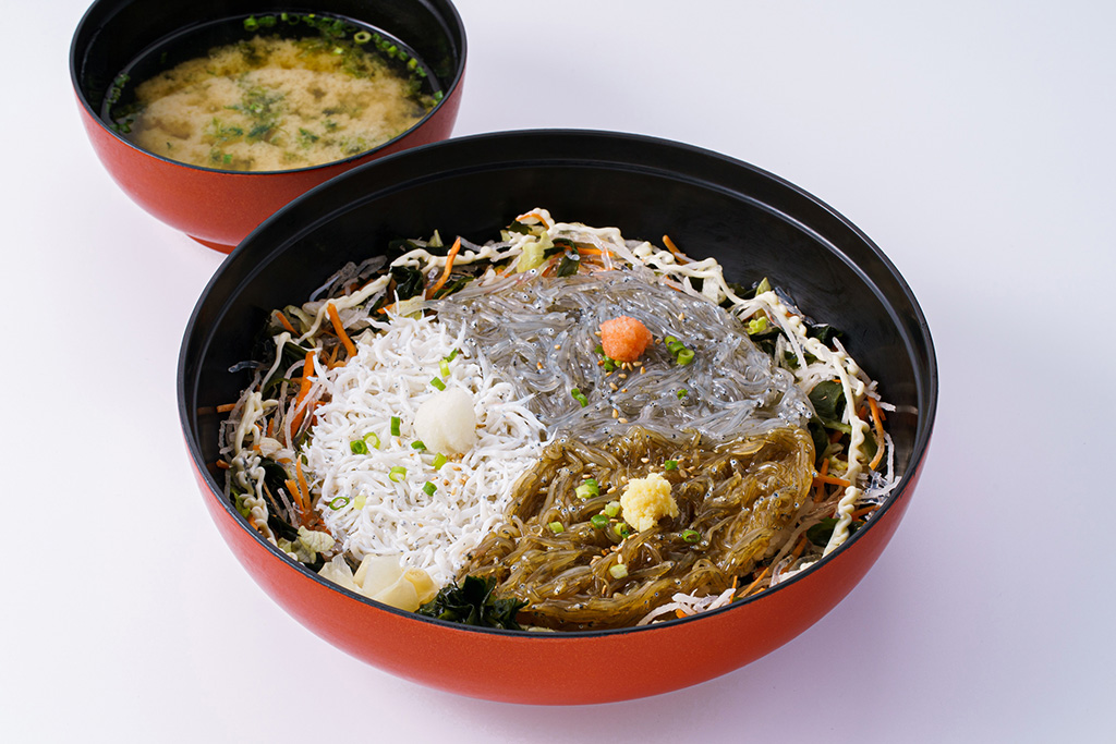 「生しらす3種丼」/しらす問屋とびっちょ 江の島本店(神奈川県藤沢市)