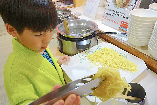 スパ棟5階のレストラン「若汐亭」の自分でラーメンを茹でるコーナー/ホテル三日月 龍宮亭(千葉県/木更津市)