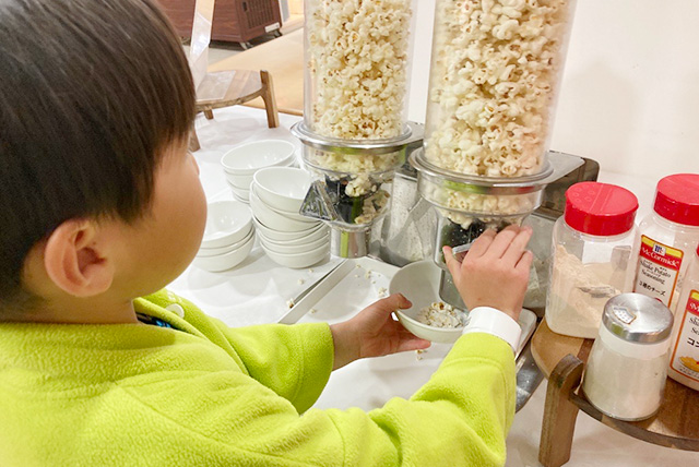 スパ棟5階のレストラン「若汐亭」のキッズコーナーの自分で味付けできるポップコーン/ホテル三日月 龍宮亭(千葉県/木更津市)